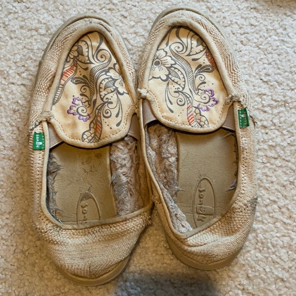 Sanuk | Shoes | Womens Sanuks With Fur In Them Beige Floral Pattern Slip On  Shoes | Poshmark